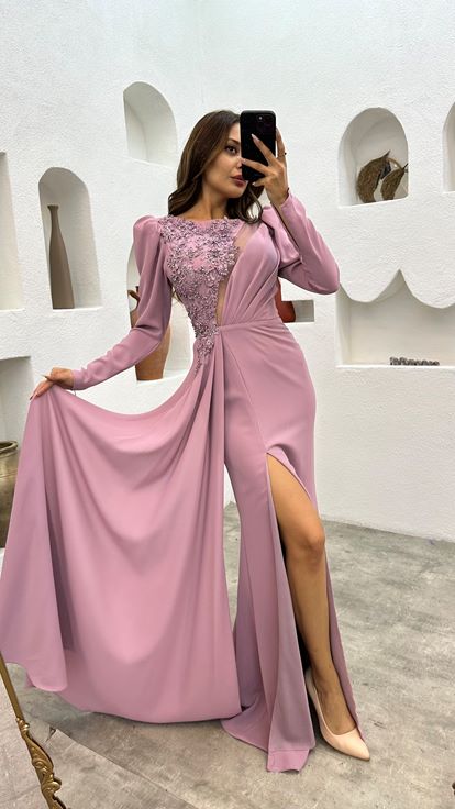 فستان سهرة من الساتان الوردي المطرز