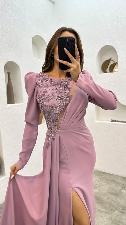 فستان سهرة من الساتان الوردي المطرز