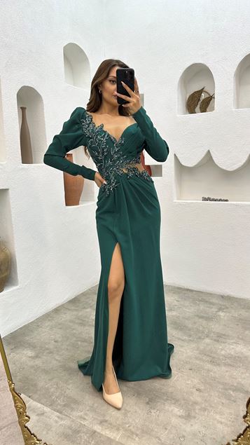 Vestido de noche de talla grande con detalles bordados en esmeralda