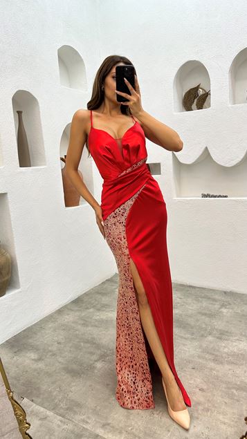 Vestido de noche de satén bordado con correa de cuerda roja