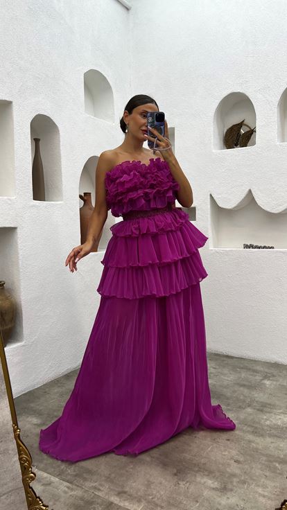 فستان سهرة مطرز متعدد الطبقات بدون حمالات بلون الفوشيا