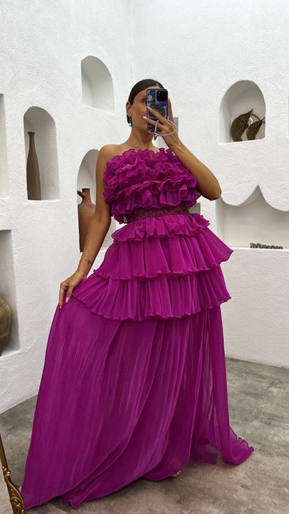 فستان سهرة مطرز متعدد الطبقات بدون حمالات بلون الفوشيا