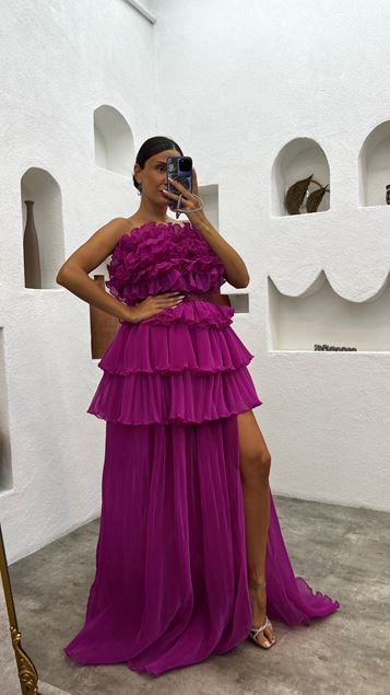 Fuchsiafarbenes, trägerloses, mehrlagiges, besticktes Abendkleid