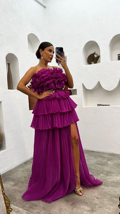 فستان سهرة مطرز متعدد الطبقات بدون حمالات بلون الفوشيا