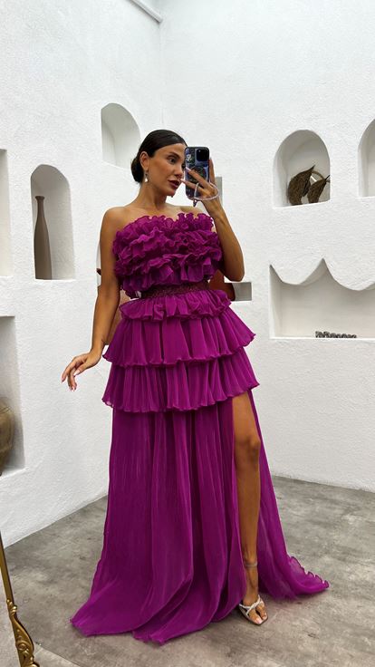 فستان سهرة مطرز متعدد الطبقات بدون حمالات بلون الفوشيا