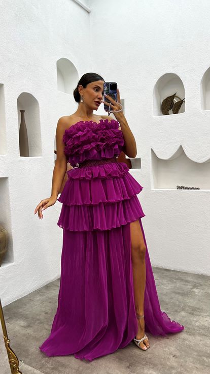 فستان سهرة مطرز متعدد الطبقات بدون حمالات بلون الفوشيا