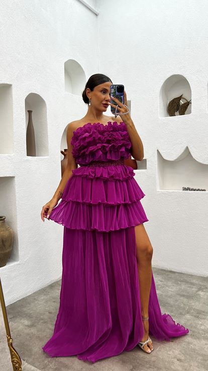 فستان سهرة مطرز متعدد الطبقات بدون حمالات بلون الفوشيا