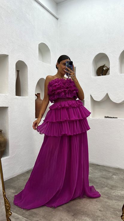 فستان سهرة مطرز متعدد الطبقات بدون حمالات بلون الفوشيا