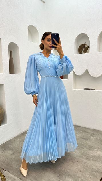 Blaues Hijab-Abendkleid mit plissierten Knöpfen