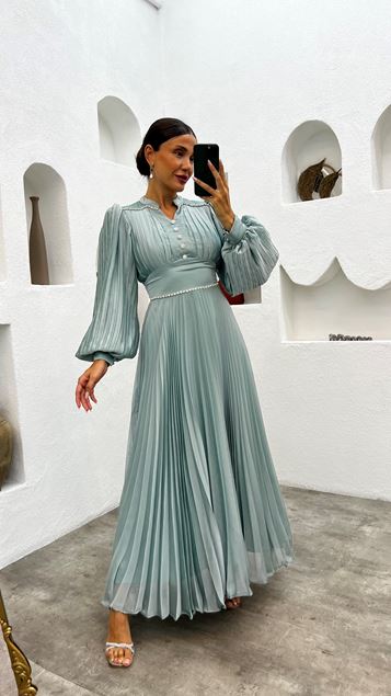 Abito da sera con bottone plissé verde menta