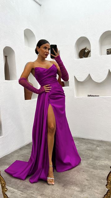 Vestido de noche palabra de honor drapeado con detalle de manga fucsia