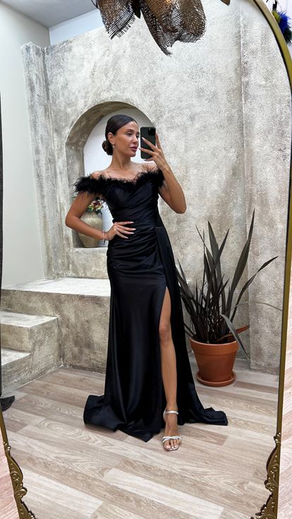 Abito da sera in raso nero con dettaglio in tulle sul busto 