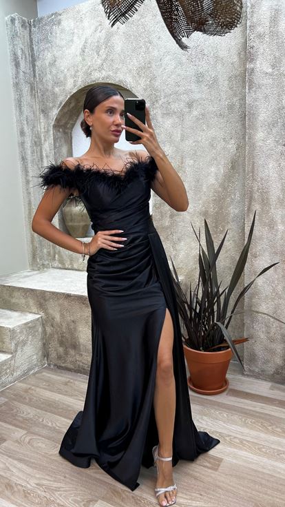 Abito da sera in raso nero con dettaglio in tulle sul busto 