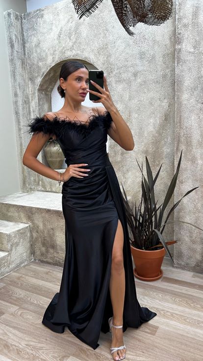 Abito da sera in raso nero con dettaglio in tulle sul busto 