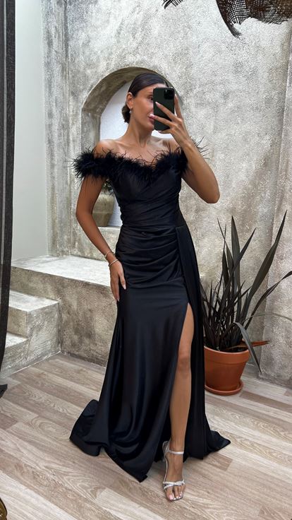 Abito da sera in raso nero con dettaglio in tulle sul busto 