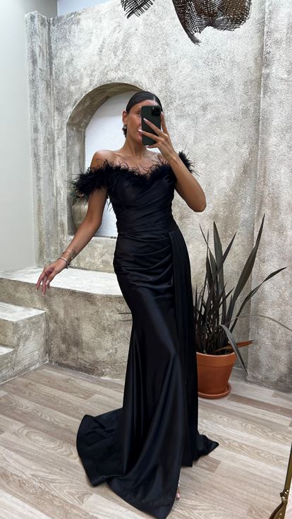 Abito da sera in raso nero con dettaglio in tulle sul busto 