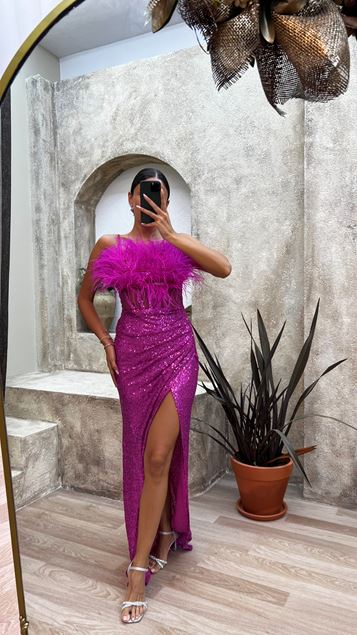 Vestido de noche de lentejuelas con detalle transparente de plumas en el pecho fucsia