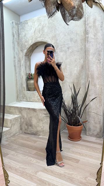 Schwarzes, mit Federn besetztes Abendkleid mit Pailletten und transparentem Detail auf der Brust