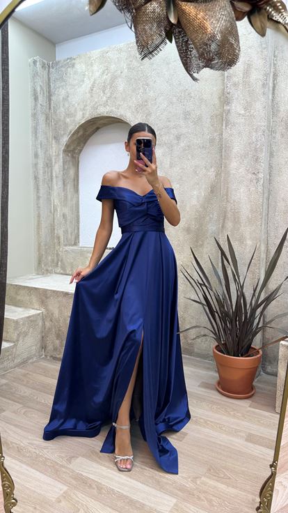 Vestido de noche de satén color índigo sin tirantes con escote barco y detalle cruzado