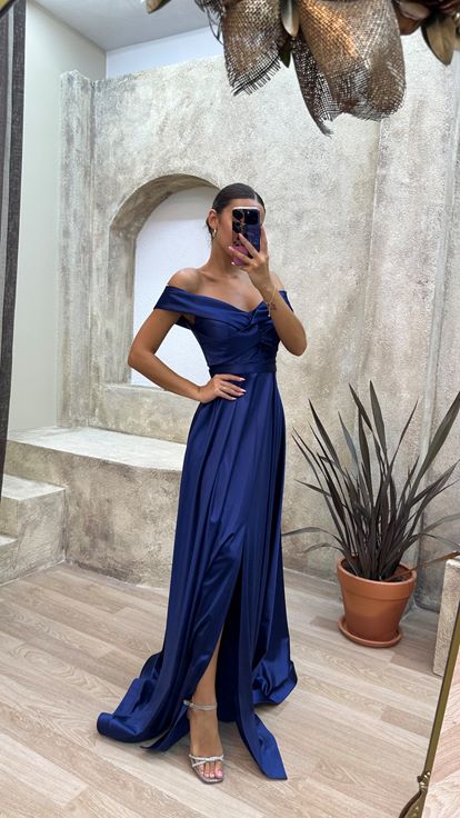 Vestido de noche de satén color índigo sin tirantes con escote barco y detalle cruzado