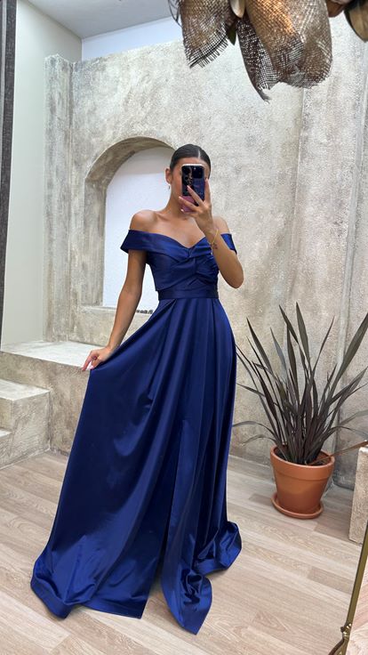 Vestido de noche de satén color índigo sin tirantes con escote barco y detalle cruzado