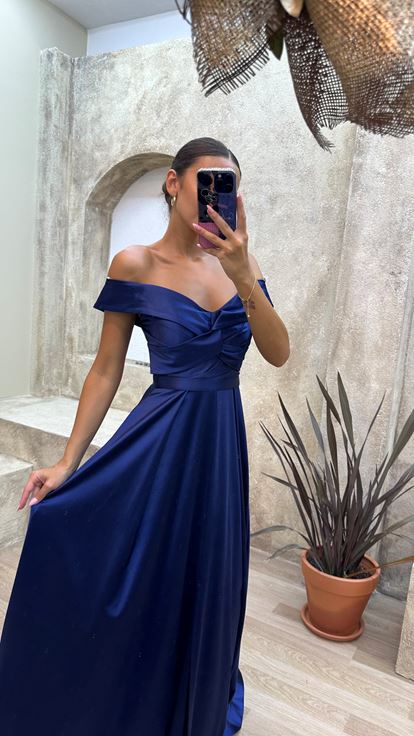 Vestido de noche de satén color índigo sin tirantes con escote barco y detalle cruzado