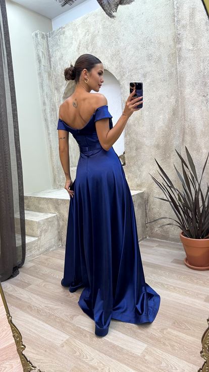 Vestido de noche de satén color índigo sin tirantes con escote barco y detalle cruzado