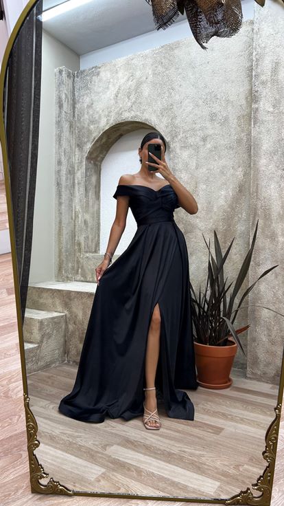 Siyah Straplez Kayık Yaka Çapraz Detay Saten Abiye Elbise