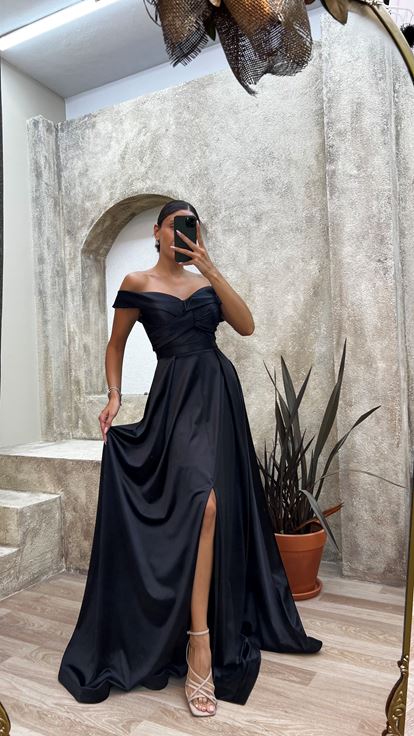 Siyah Straplez Kayık Yaka Çapraz Detay Saten Abiye Elbise