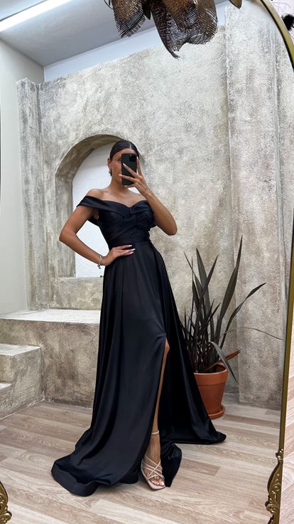 Siyah Straplez Kayık Yaka Çapraz Detay Saten Abiye Elbise