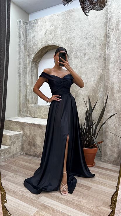 Siyah Straplez Kayık Yaka Çapraz Detay Saten Abiye Elbise