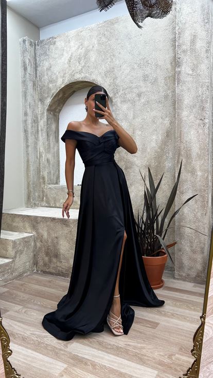 Siyah Straplez Kayık Yaka Çapraz Detay Saten Abiye Elbise