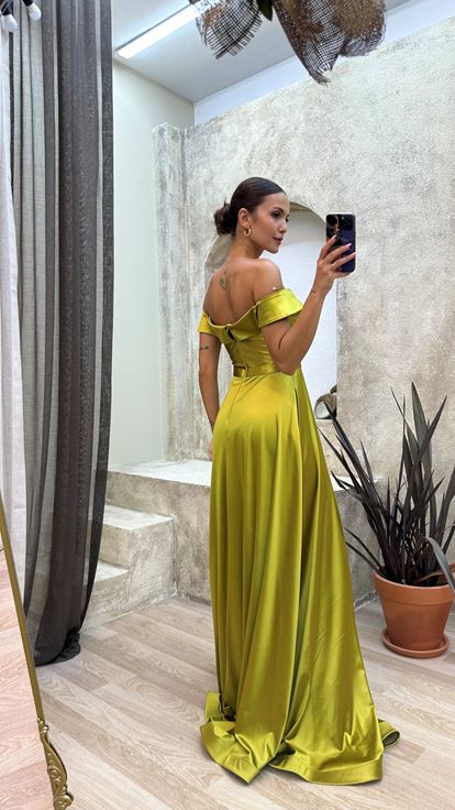 Sarı Straplez Kayık Yaka Çapraz Detay Saten Abiye Elbise