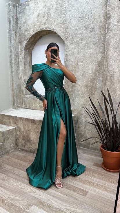 Vestido de noche de satén con un solo hombro, color verde esmeralda, cintura bordada y volante