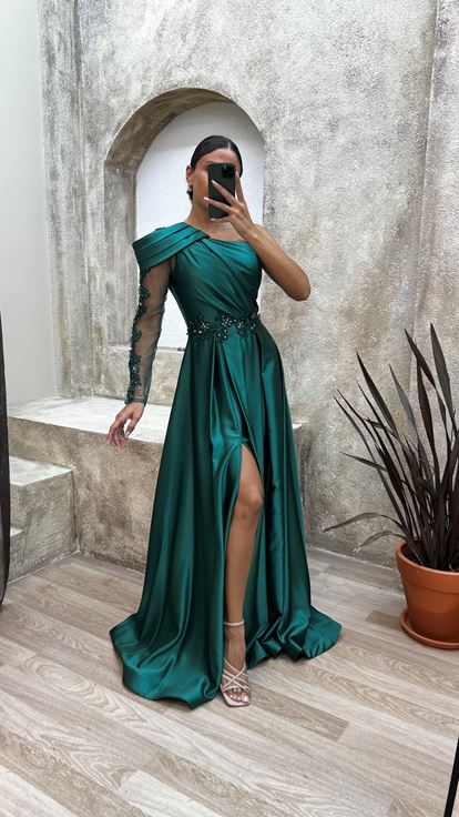 Vestido de noche de satén con un solo hombro, color verde esmeralda, cintura bordada y volante