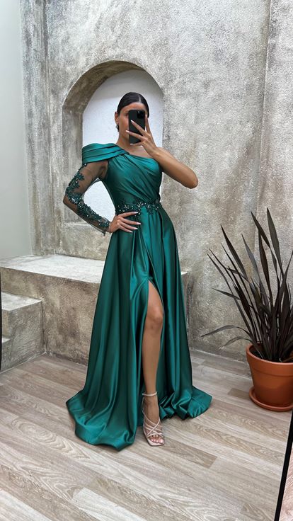 Vestido de noche de satén con un solo hombro, color verde esmeralda, cintura bordada y volante