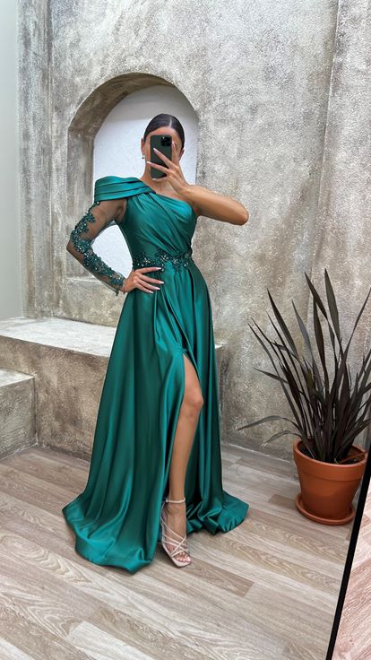Vestido de noche de satén con un solo hombro, color verde esmeralda, cintura bordada y volante