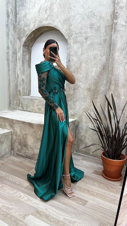 Vestido de noche de satén con un solo hombro, color verde esmeralda, cintura bordada y volante