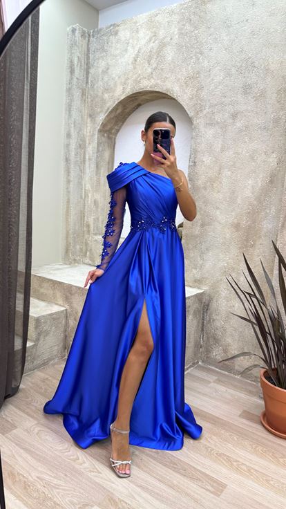 فستان سهرة أزرق من الساتان بكتف واحد مع خصر مطرز وأكتاف مكشكشة