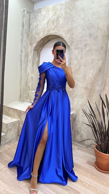 Blaues Abendkleid aus Satin-Satin mit einer Schulter und bestickter Schulter an der Taille