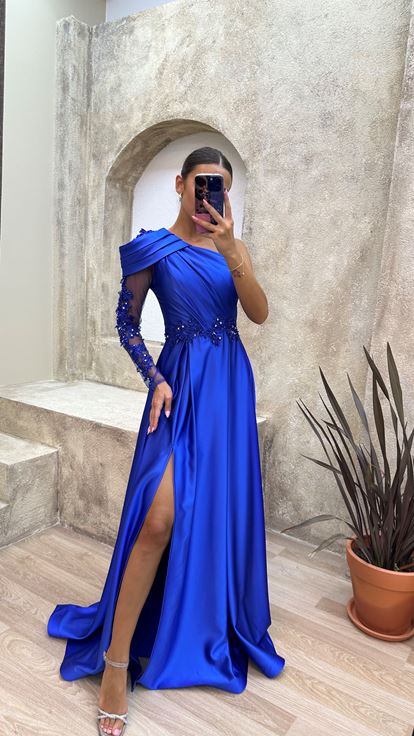 فستان سهرة أزرق من الساتان بكتف واحد مع خصر مطرز وأكتاف مكشكشة