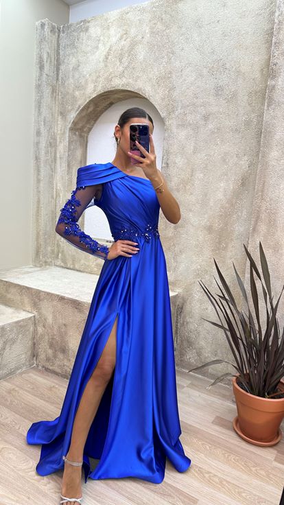 فستان سهرة أزرق من الساتان بكتف واحد مع خصر مطرز وأكتاف مكشكشة