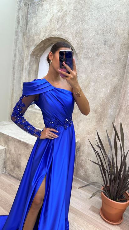 فستان سهرة أزرق من الساتان بكتف واحد مع خصر مطرز وأكتاف مكشكشة