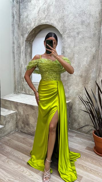 Vestido De Noche De Satén Bordado De Lentejuelas En El Detalle Frontal Con Correa De Cuerda Amarilla