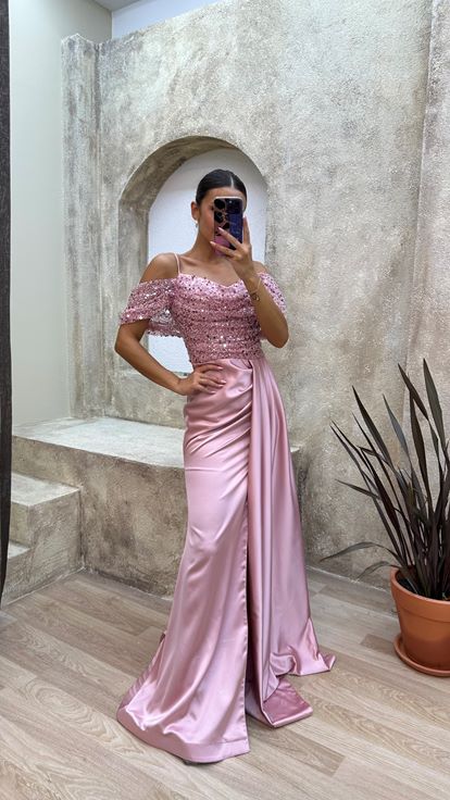 Vestido de noche rosa empolvado de satén con tirantes  detalle en las mangas y corpiño adornado con lentejuelas 