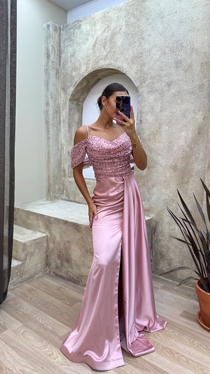 Vestido de noche rosa empolvado de satén con tirantes  detalle en las mangas y corpiño adornado con lentejuelas 