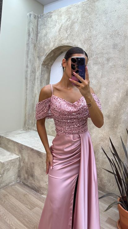 Vestido de noche rosa empolvado de satén con tirantes  detalle en las mangas y corpiño adornado con lentejuelas 