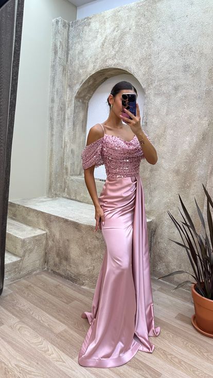 Vestido de noche rosa empolvado de satén con tirantes  detalle en las mangas y corpiño adornado con lentejuelas 