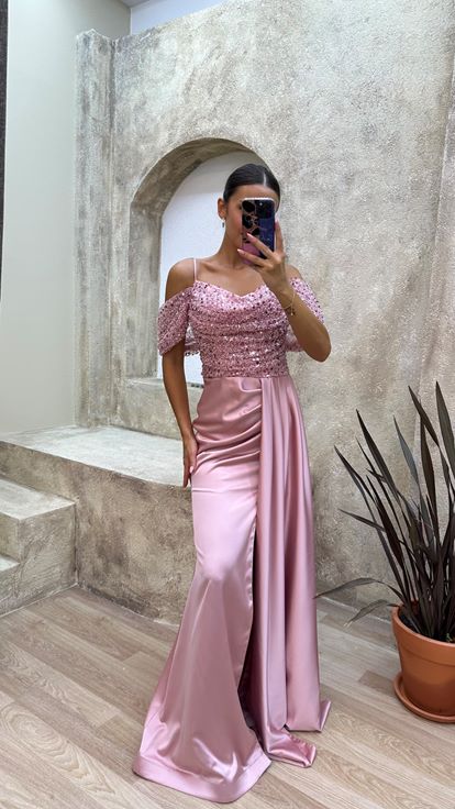 Vestido de noche rosa empolvado de satén con tirantes  detalle en las mangas y corpiño adornado con lentejuelas 