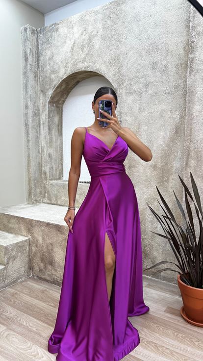 Vestido de noche de satén con correa de cuerda fucsia con cuello de corazón